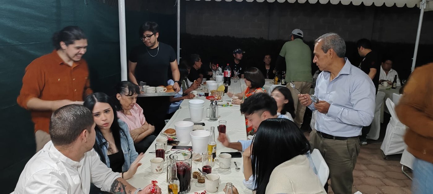Equipo de Casa José sirviendo un banquete bajo carpa